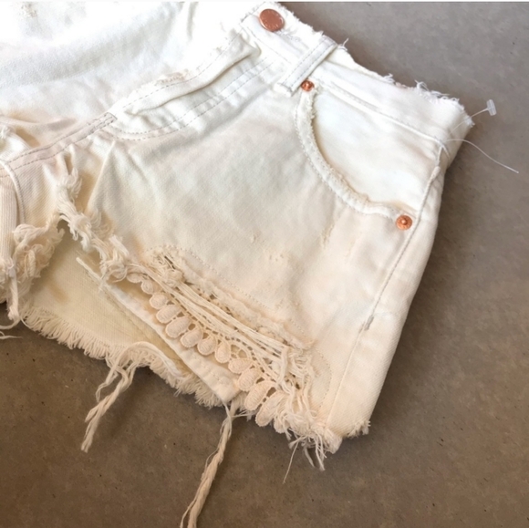 We the Free off-white distressed shorts size 25 - Picture 6 of 10